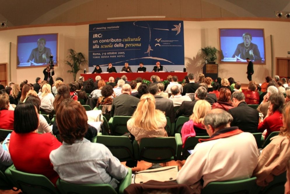 Docenti di religione cattolica a scuola durante un incontro di formazione (Siciliani)