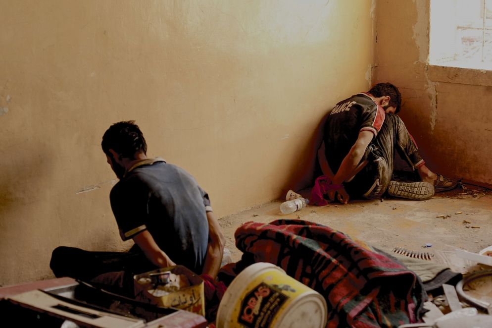 Due sospetti miliziani del Daesh appena catturati dalle forze speciali irachene in una abitazione della città vecchia. Uno di loro si è consegnato spontaneamente