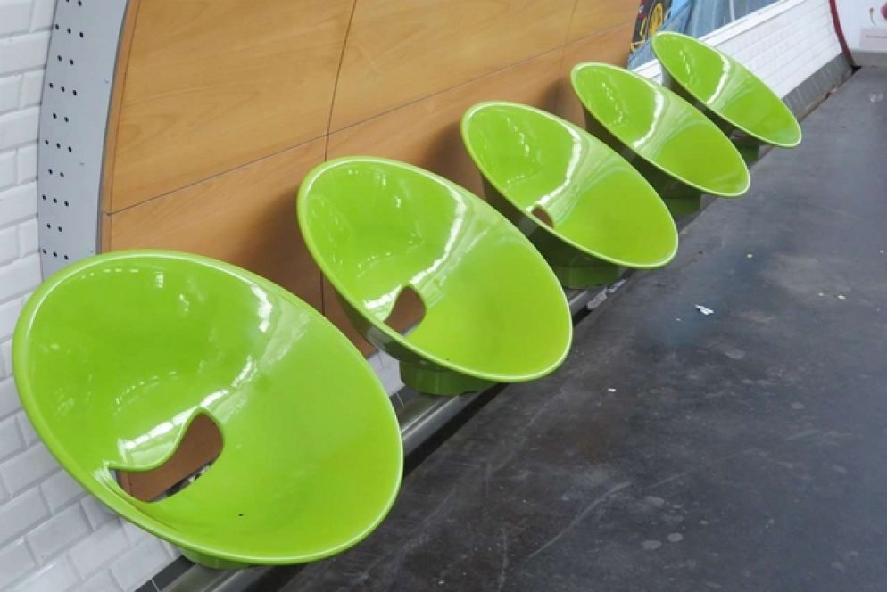 Tutte le foto sono state caricate su Twitter e fanno parte della campagna #SoyonsHumains che vuole denunciare le barriere anti-clochard