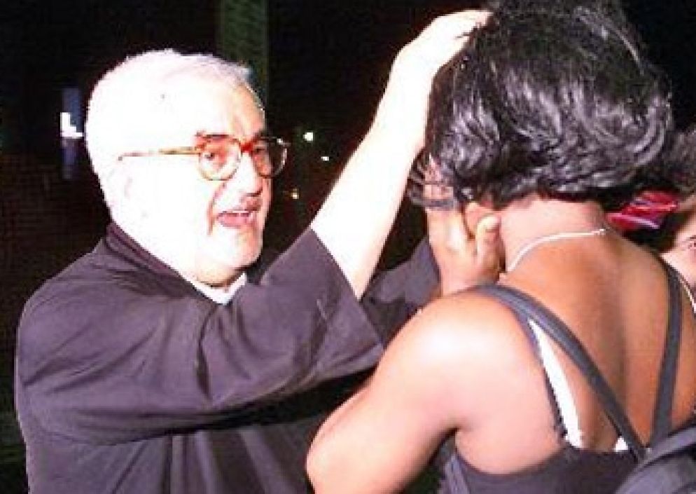 Nelle notte tra i falò portava il Rosario alle schiave del sesso