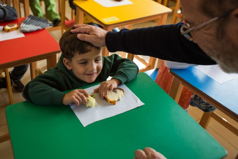 Rmeyle, Libano. Durante la lezione i bambini fanno diverse pause in cui le insegnanti e le volontarie portano la merenda.