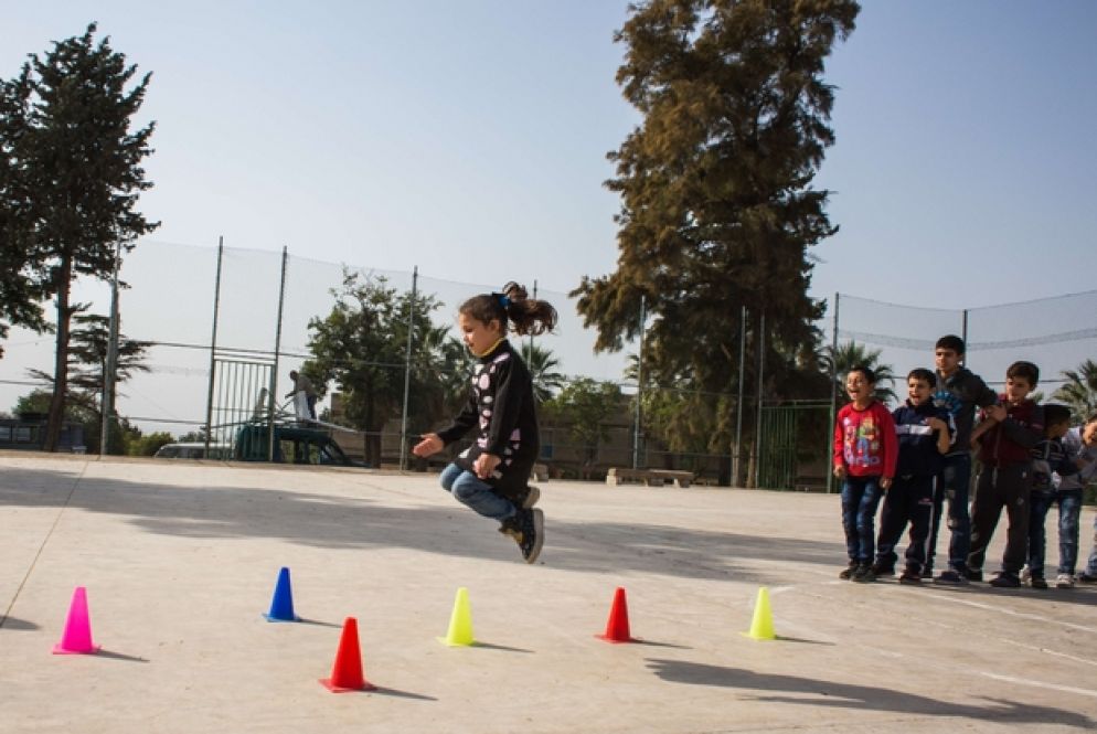 Rmeyle, Libano. All’interno del centro socio educativo “Fratelli Rmeyle” i bambini giocano durante la lezione di ginnastica.