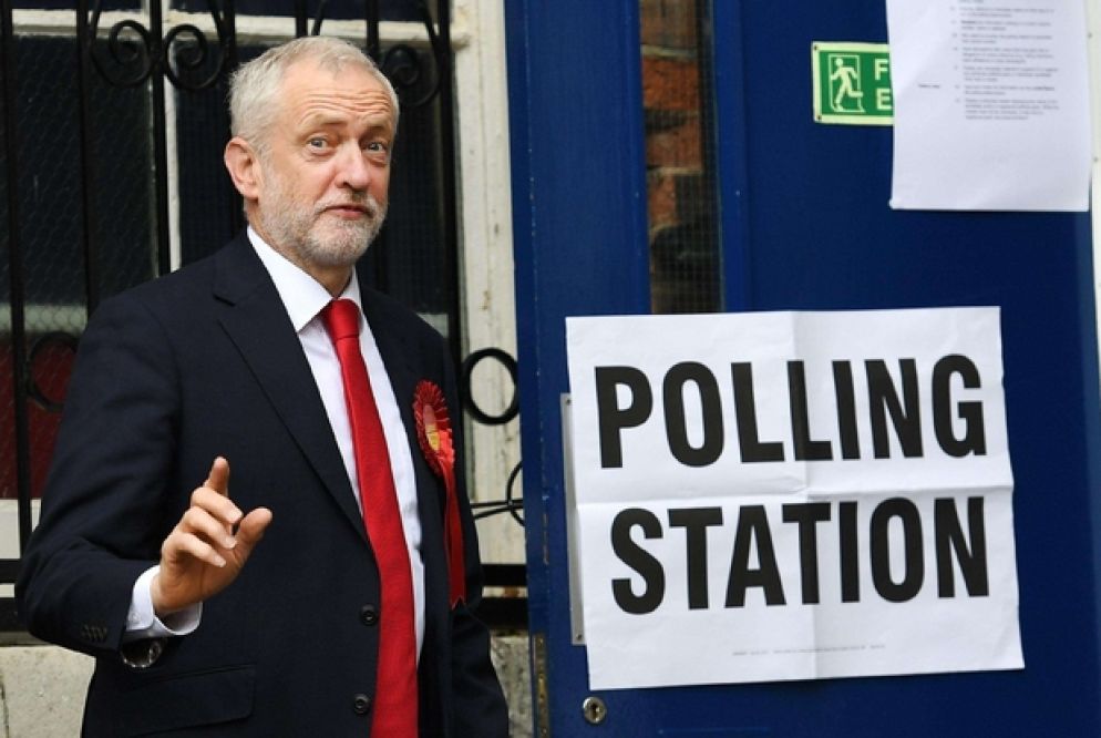 Il laburista Corbyn al seggio elettorale (Ansa)