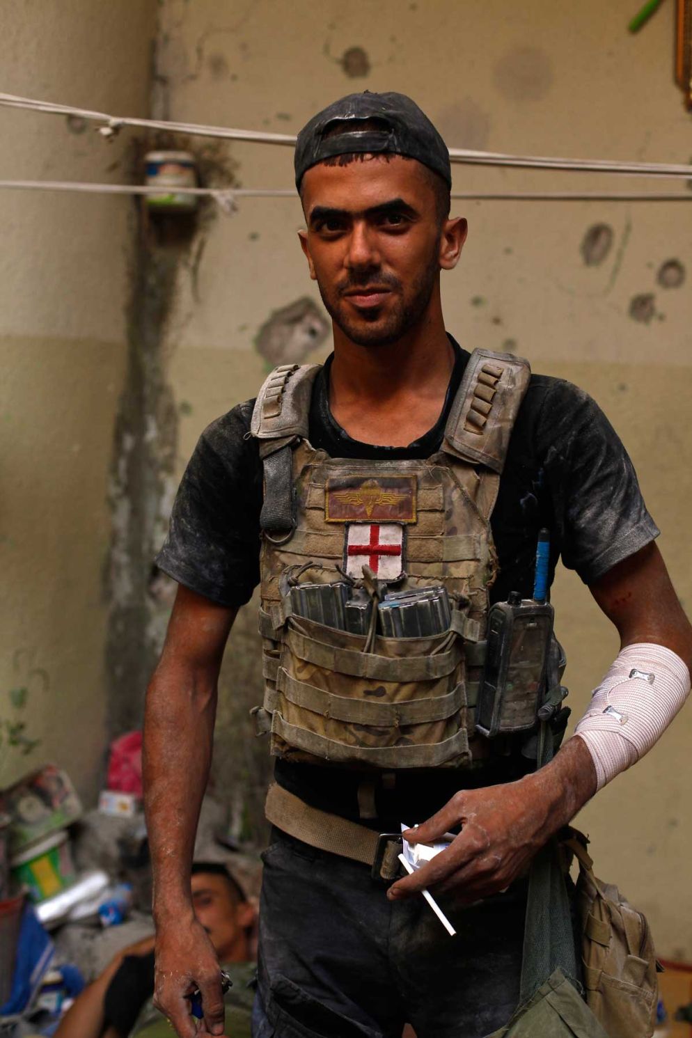 Soldato delle forze speciali irachene abilitato al pronto soccorso, si riposa prima di ritornare alla prima linea