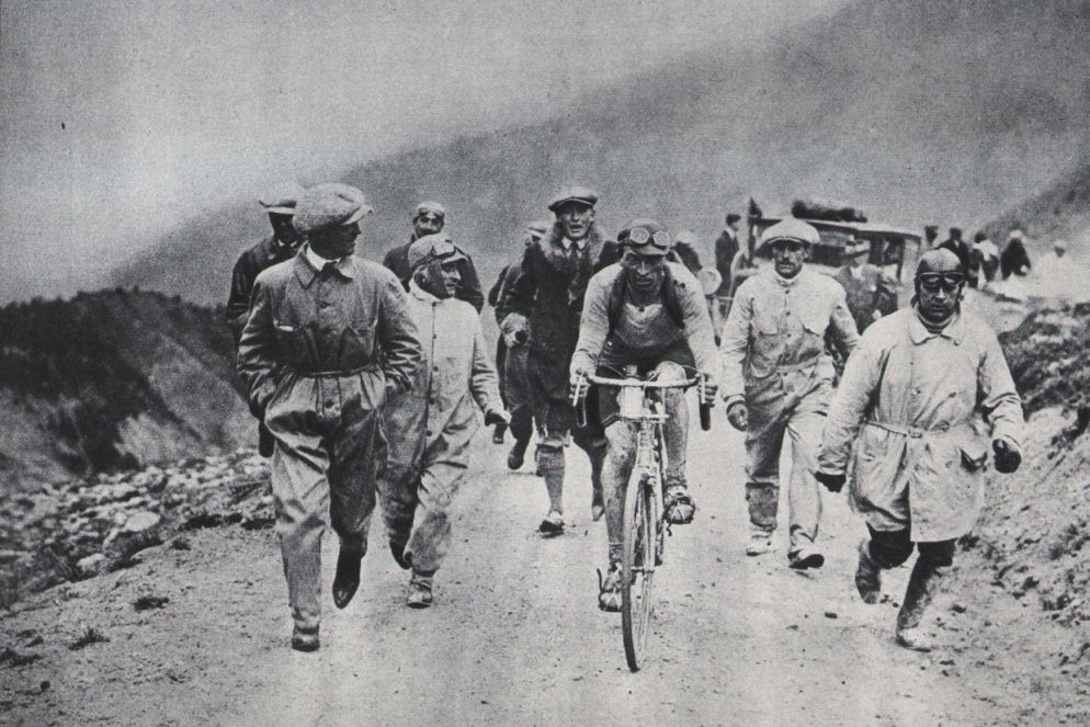 Ottavio Bottecchia sul Col d'Izoard nel Tour de France del 1925