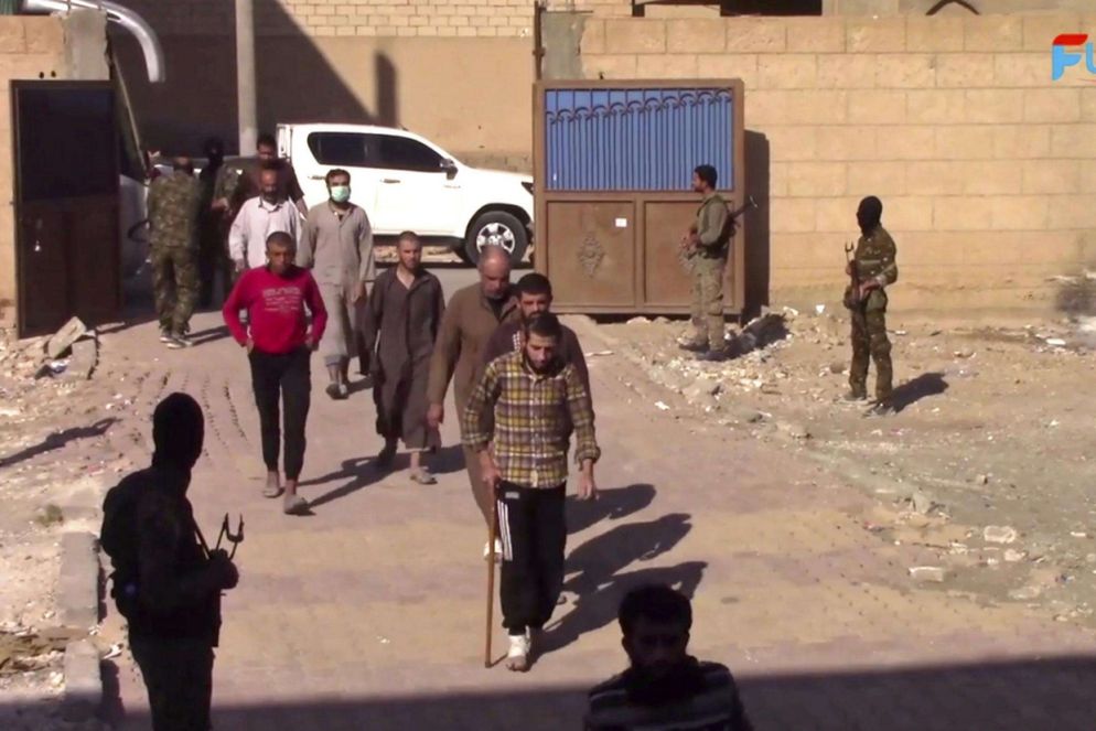 Alcuni combattenti del Daesh si consegnano in una base delle Forze democratiche siriane a Raqqa (Ansa)