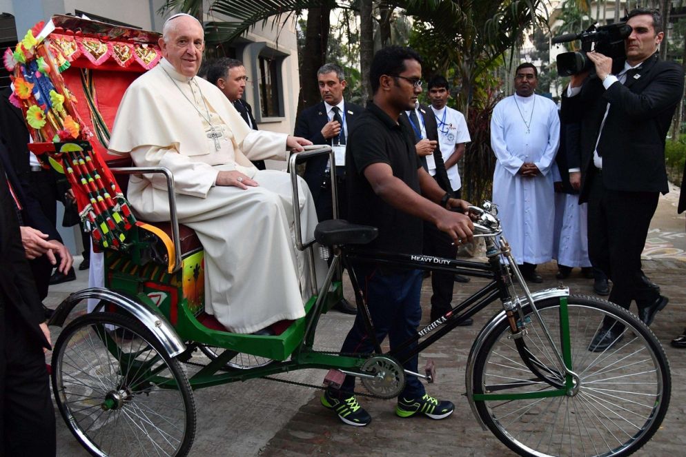 Il Papa in risciò (Ansa)