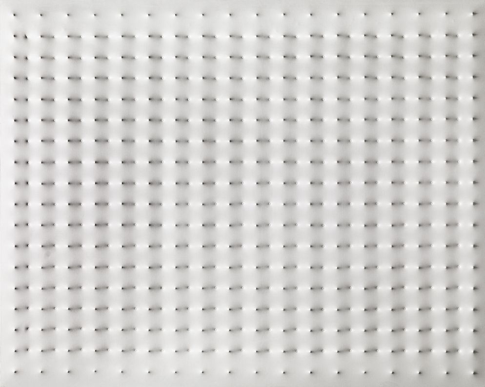 Enrico Castellani, "Superficie Bianca"