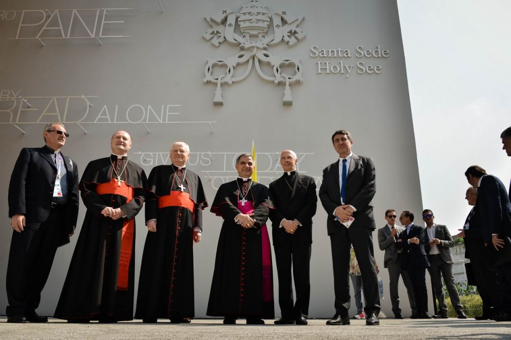 L'11 giugno 2015. Expo 2015 - "Non di solo pane": davanti al Padiglione della Santa Sede monsignor Becciu, i cardinali Ravasi, Bagnasco e Scola (Fotogramma)