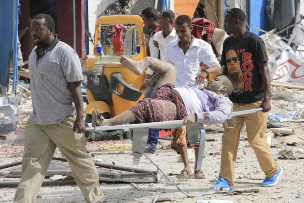 Il soccorso ai feriti: sono almeno una decina le persone colpite nell'attacco di al-Shabaab (Ansa)