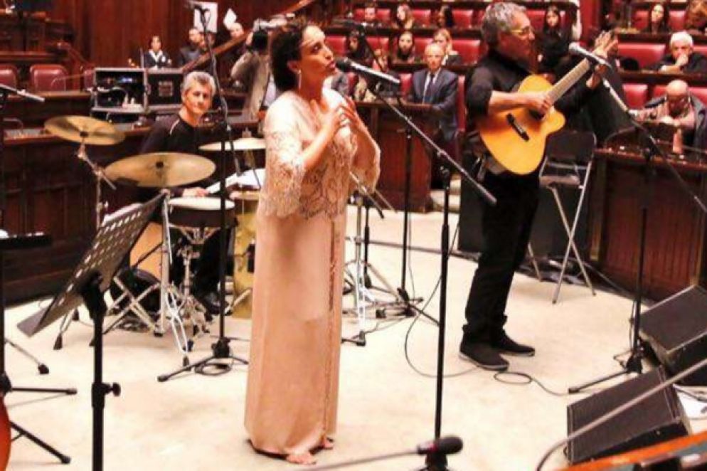 La cantante Noa mentre si esibisce nell’Aula di Montecitorio per il concerto di Natale