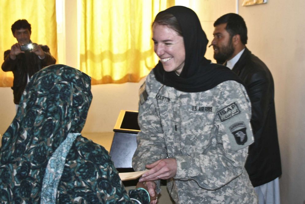 Una soldatessa dell'Isaf con una giovane afghana