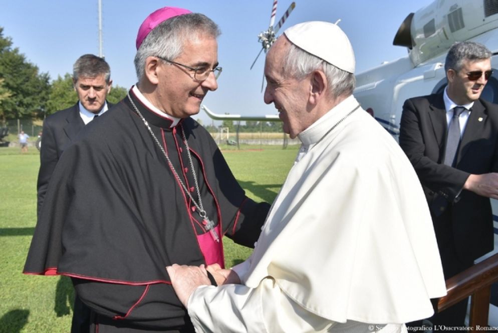 L'abbraccio tra papa Francesco e il vescovo di Cremona Antonio Napolioni lo scorso 20 giugno a Bozzolo (Ansa)
