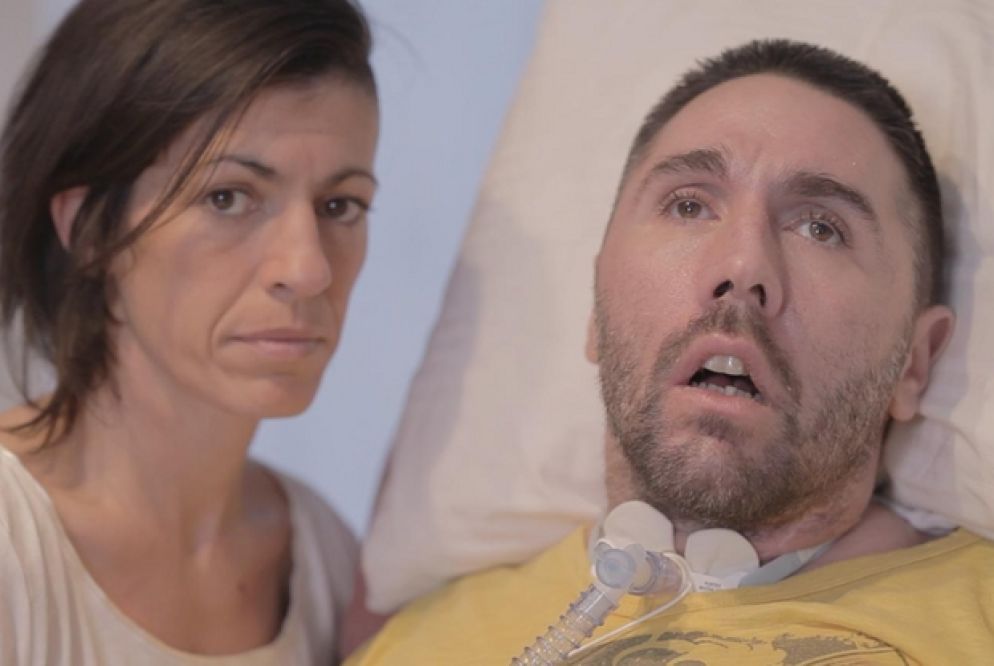 Fabiano e la moglie Valeria in un fotogramma del video con l'appello al presidente della Repubblica. «Sono bloccato a letto immerso in una notte senza fine»