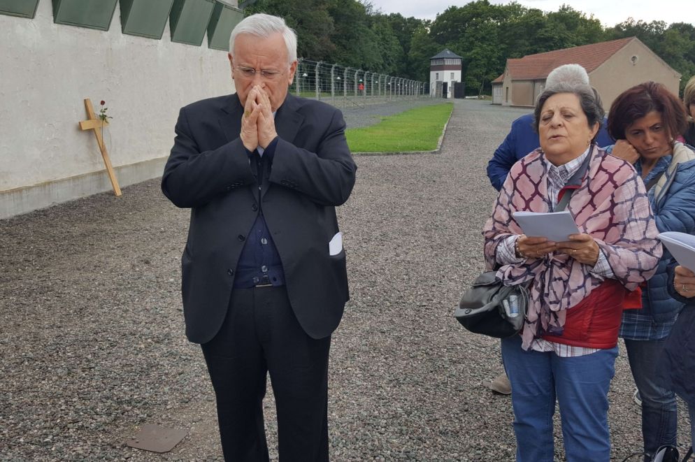 Il cardinale Bassetti prega nel campo di concentramento di Buchenwald