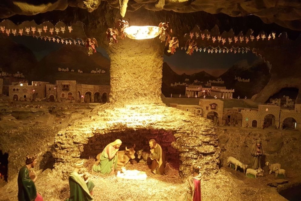 Presepe biblico di Baggio, la scena centrale: la Natività (foto Presepe biblico di Baggio)