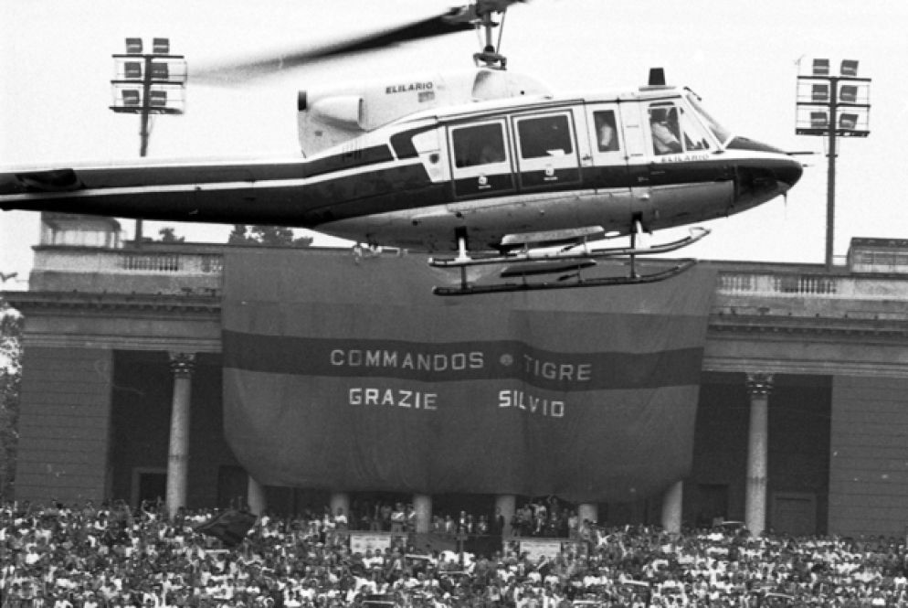 Berlusconi arriva in elicottero all'Arena del Parco Sempione per incontrare i tifosi del Milan (Fotogramma)