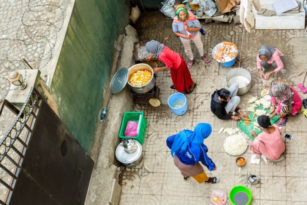 Donne e bambini nell’abitazione di Addis Abeba, utilizzata per ospitarli in attesa della partenza per l’Italia. La casa si trova nella periferia della città: nella sala al piano terra dormono in dieci, i giacigli stesi sul pavimento, vicino agli zainetti.