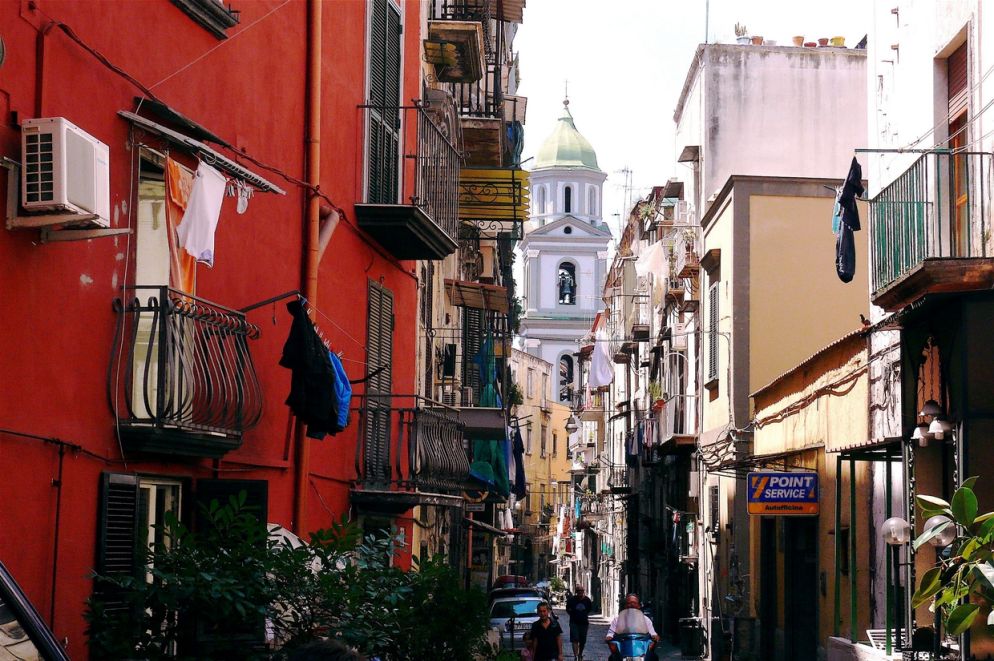 Uno scorcio del rione Sanità, a Napoli, col campanile della basilica di Santa Maria della Sanità