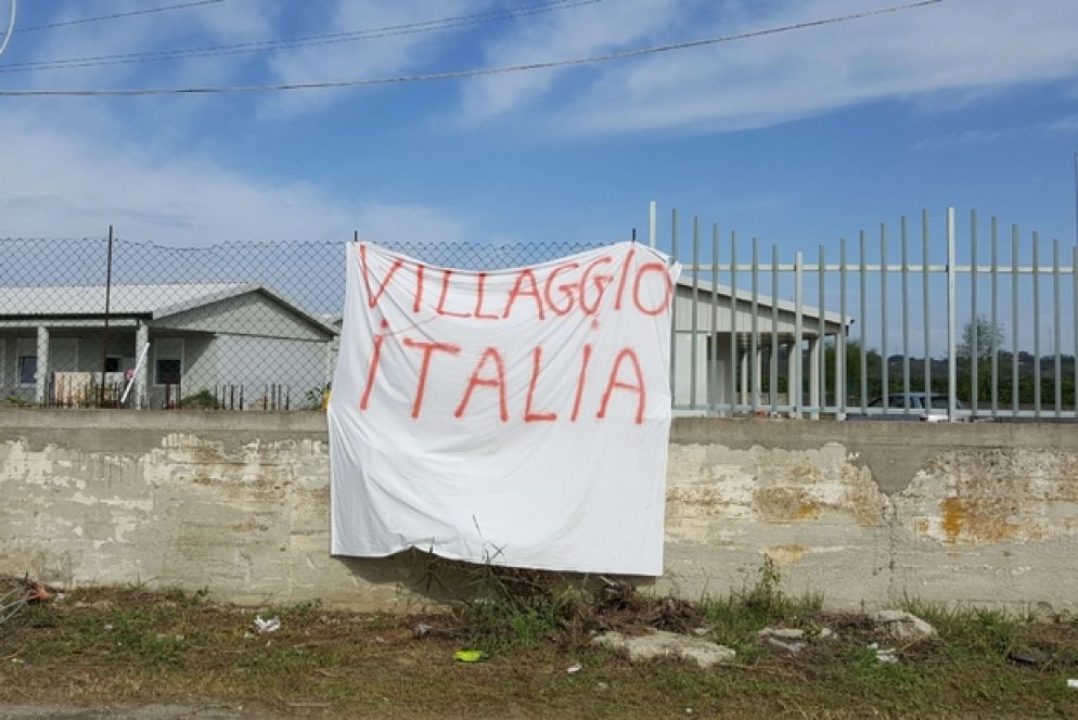 Il centro per immigrati occupato dai rosarnesi