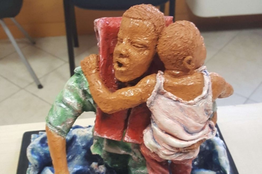 Un particolare del dono per il capo della Polizia Gabrielli