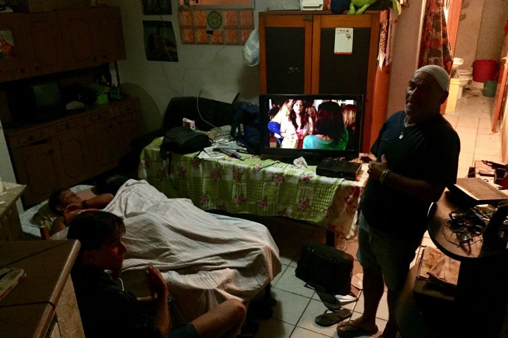 Sfollati in cerca di un riparo per la notte (Mauro Pagnano)