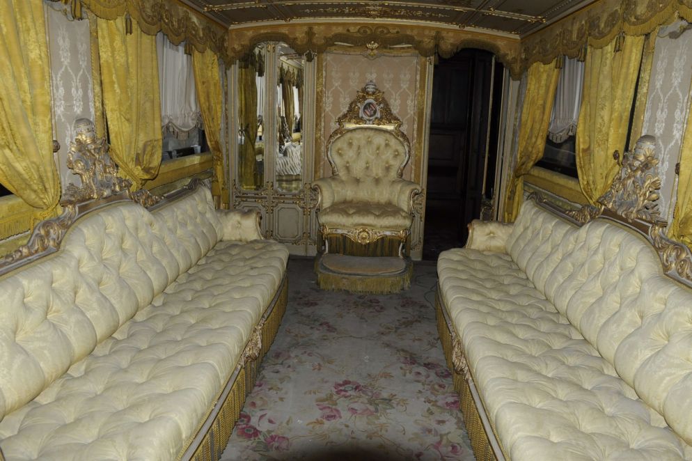 L'interno della carrozza adibita a Sala del trono