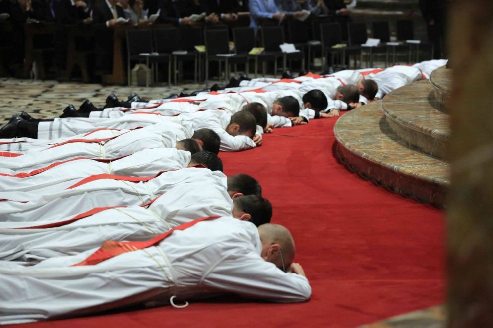 L'ordinazione dei sacerdoti (Fotogramma)
