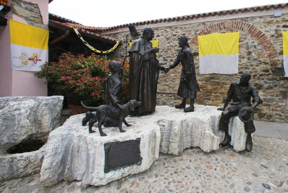 Il cortile della casa natale di Angelo Roncalli a Sotto il Monte
