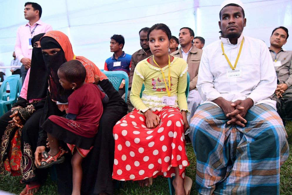 Il gruppo dei 16 profughi Rohingya che hanno incontrato il Papa (Ansa)