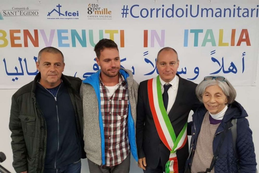 Il sindaco di Collegno, Francesco Casciano, coi volontari de La fabbrica della pace (foto L. Liverani)