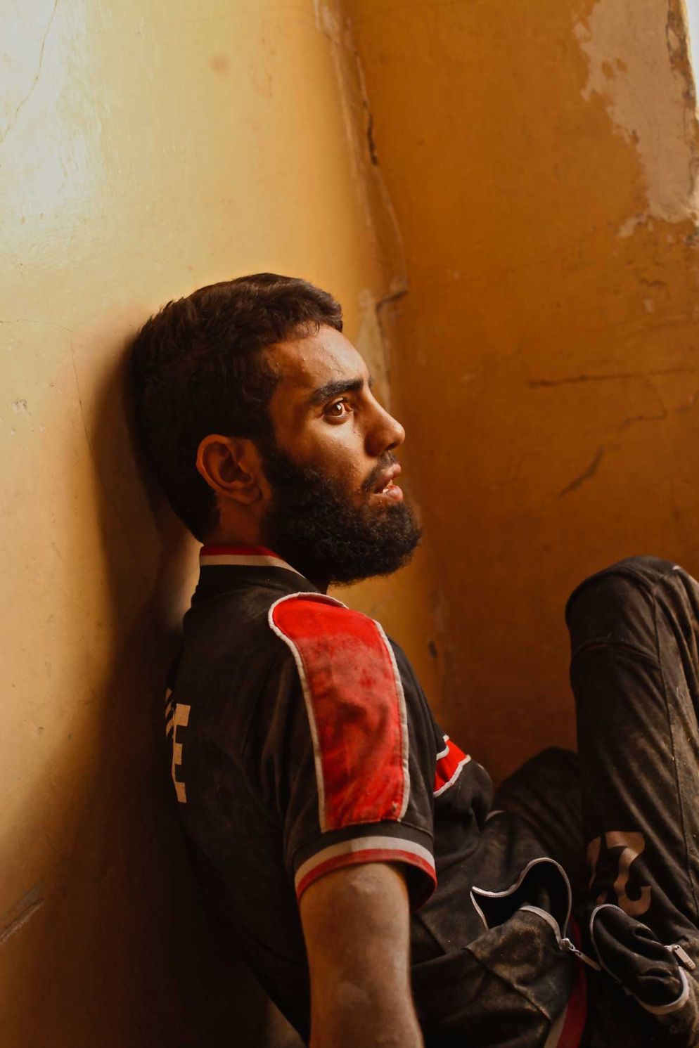 Il prigioniero di Daesh, Mashaan Ahmad, legato contro il muro, attende di essere interrogato dalle forze speciali irachene