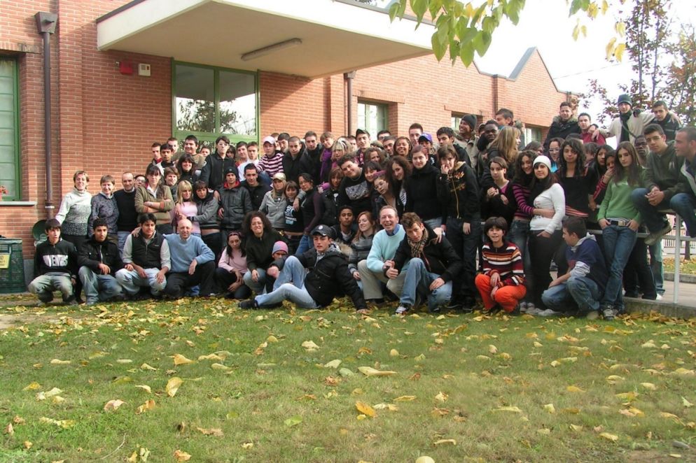 I ragazzi di Aslam, fotografati davanti alla sede storica di San Macario di Samarate