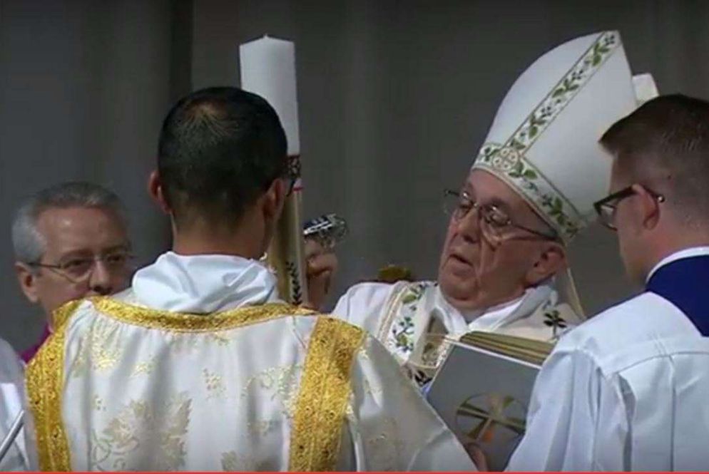 Il rito è iniziato nell'atrio della Basilica di San Pietro con la benedizione del fuoco e la preparazione del cero pasquale, su cui il Papa ha inciso la croce, l'alfa, l'omega e il millesimo dell'anno