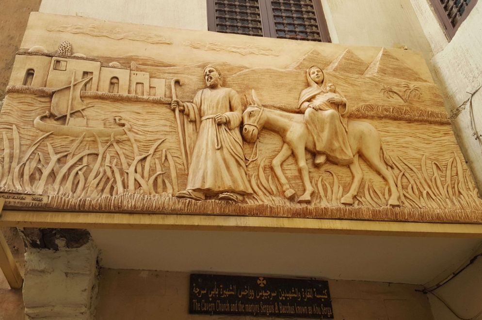 Un bassorilievo della fuga in Egitto della Santa Famiglia lungo le vie del Cairo (foto Gambassi)