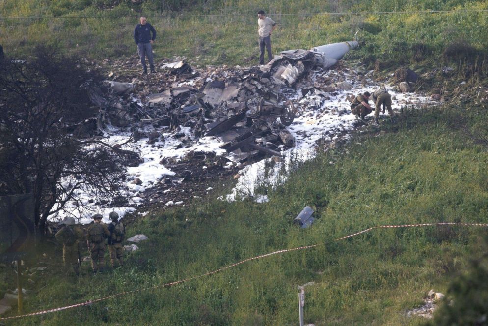 Il luogo dello schianto, in territorio israeliano, dell'Air Force F-16 abbattuto dalla contraerea russo-siriana (Ansa)