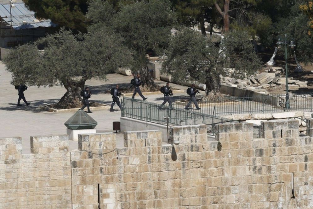 Agenti schierati nella zona della Spianata dopo l'assalto (Epa)