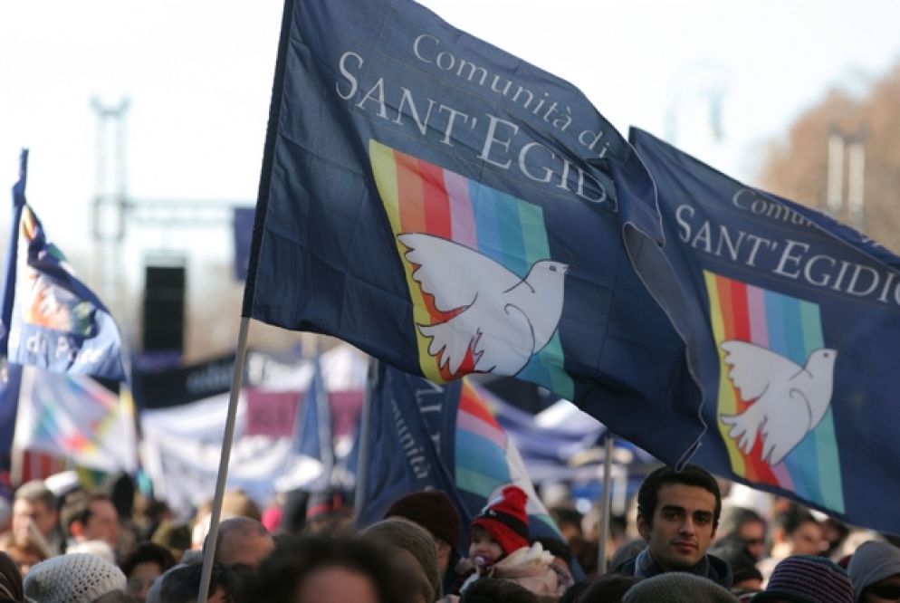 Le bandiere della fraternità in piazza San Pietro (foto Siciliani)