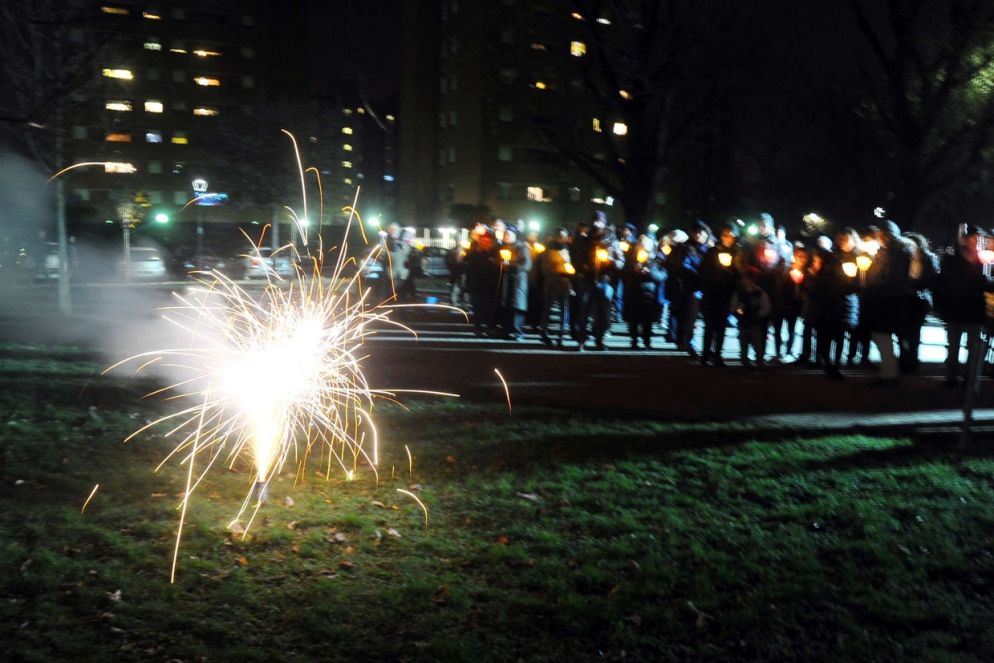 Nei giardini di via Grassini anche un piccolo fuoco d'artificio per salutare Delpini (Fotogramma)