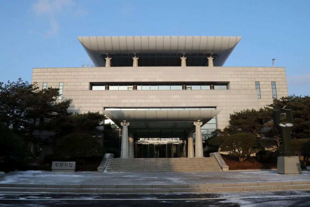 La Casa della pace, situata poco a sud della demarcazione in cemento in cui sono dispiegati soldati della Corea del Nord e della Corea del Sud (Ansa)