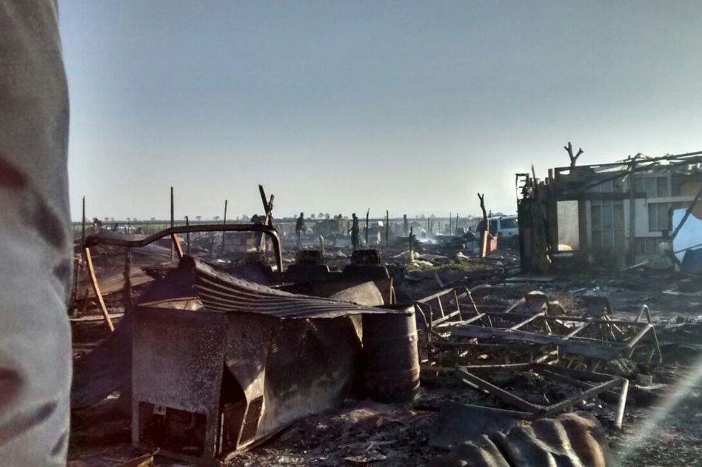 Uno dei tanti incendi che hanno distrutto più volte le baracche. Questa foto risale al 2016