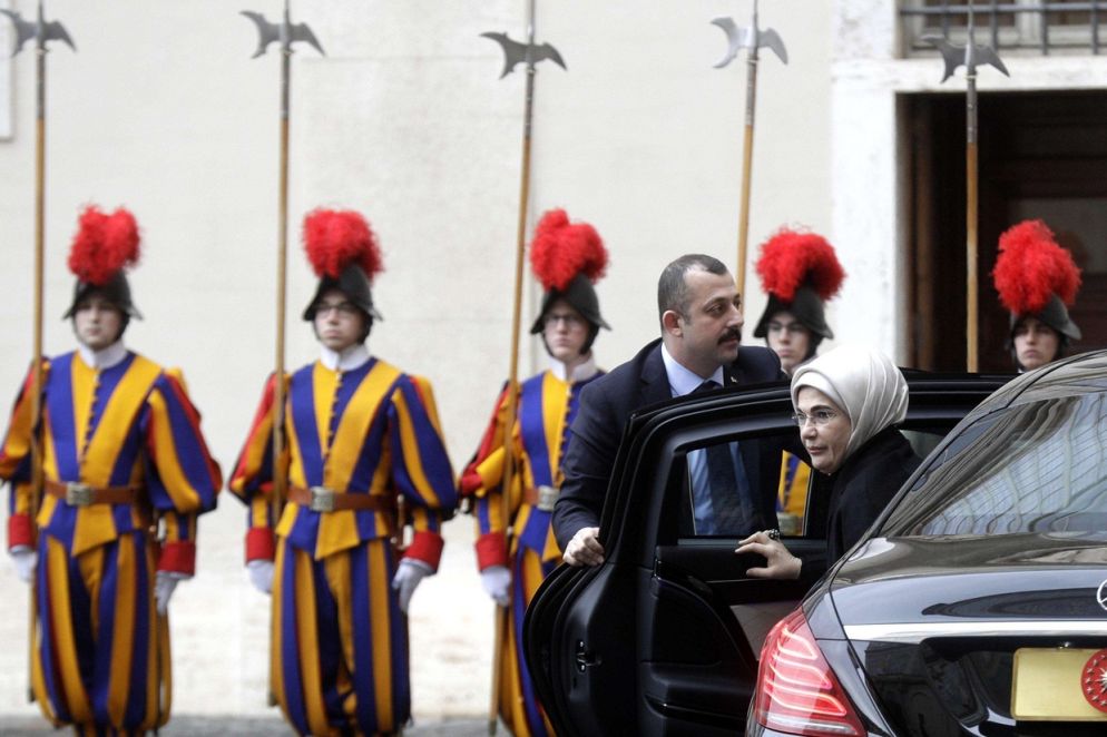 Il presidente turco, Recep Tayyip Erdogan, con la moglie Emine accolto in Vaticano (Ansa)