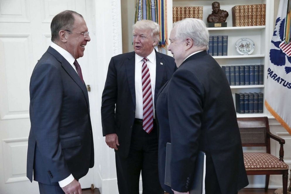 Il ministro degli Esteri russo Lavrov e l'ambasciatore Kislyak ricevuti da Trump lo scorso 10 maggio (Ansa)