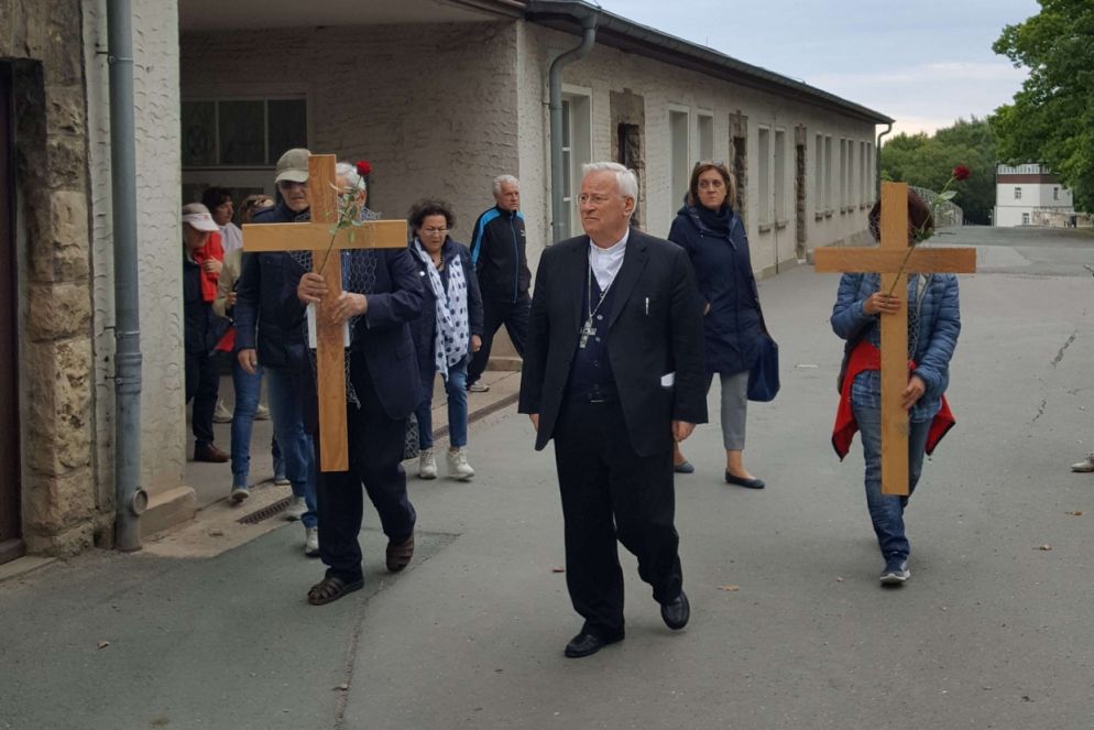 Il cardinale Bassetti all'ingresso del campo di concentramento di Buchenwald