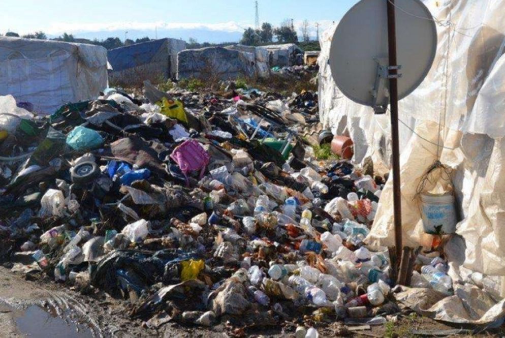 Degrado: immondizia che nessuno ritira nella baraccopoli dei lavoratori stranieri