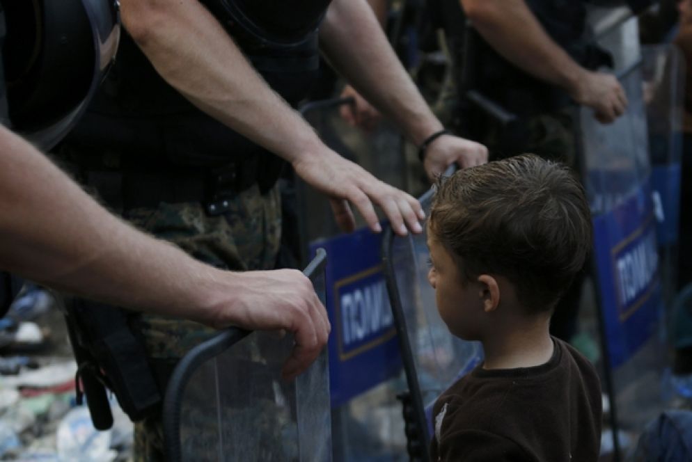 Forze di polizia schierate al confine tra Serbia e Macedonia contro i migranti