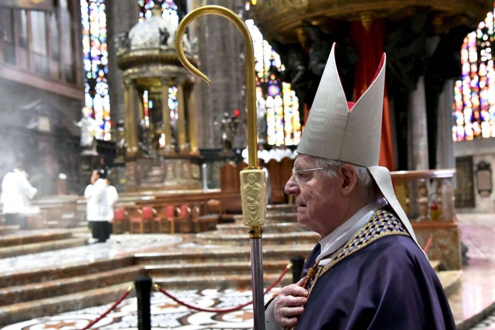 Il cardinale Scola in Duomo a Milano ha presieduto la celebrazione dei funerali di Tettamanzi (Ansa)