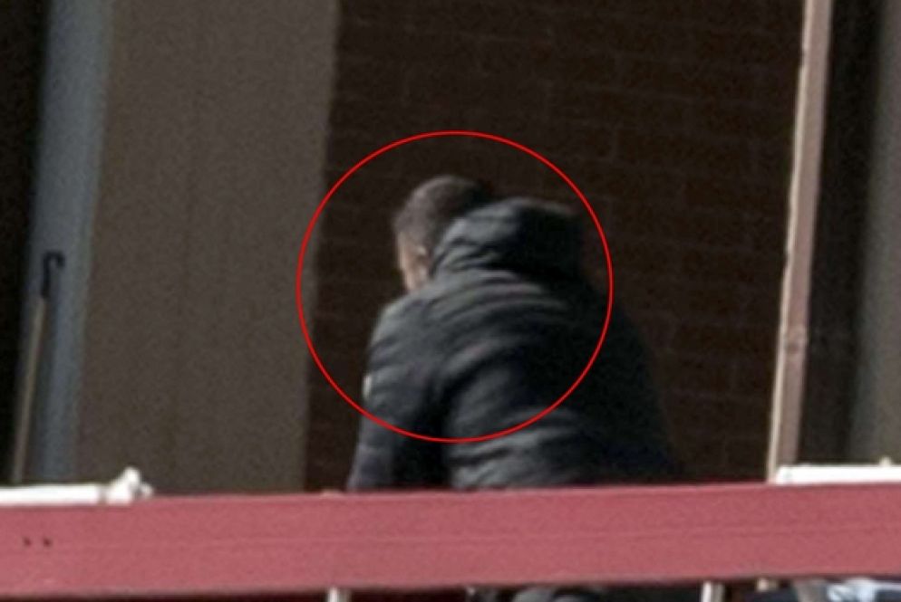 L'appuntato Luigi Capasso sul balcone di casa durante le trattative (Ansa)