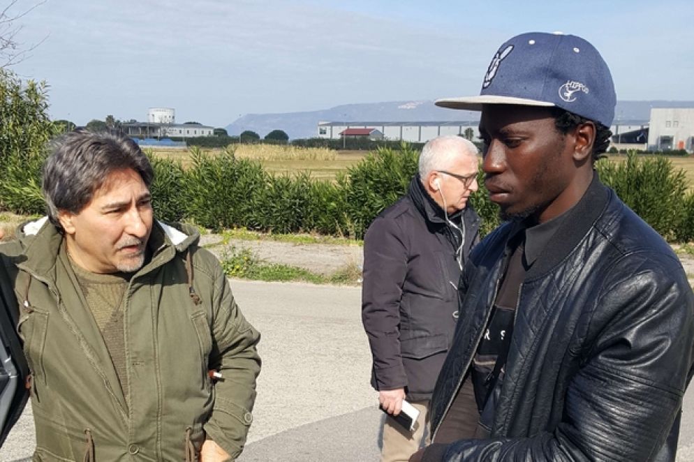 Demba, ferto a un braccio, accanto a un volontario