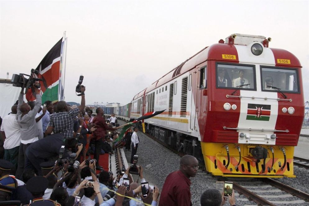 Uno dei treni cargo che faranno la spola dal porto di Mombasa a Nairobi: la nuova ferrovia è opera cinese (Ansa/Ap)